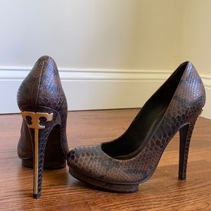 Tory Burch size 7 brown snake print heels